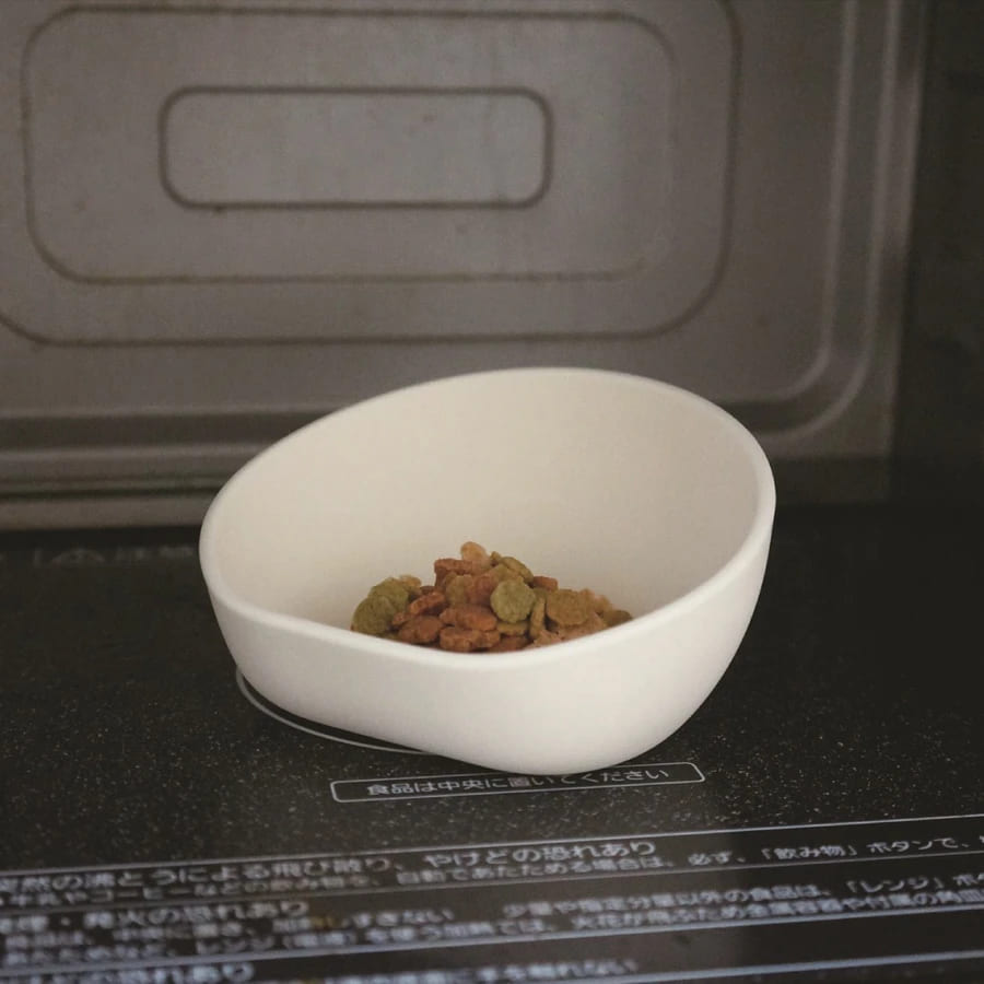 ハリオ チビプレ シリコーンボウル オフホワイト HARIO 犬 猫 食器 餌入れ フードボウル 犬用 猫用 えさ入れ 食べやすい 介護 シリコン 電子レンジ可 日本製